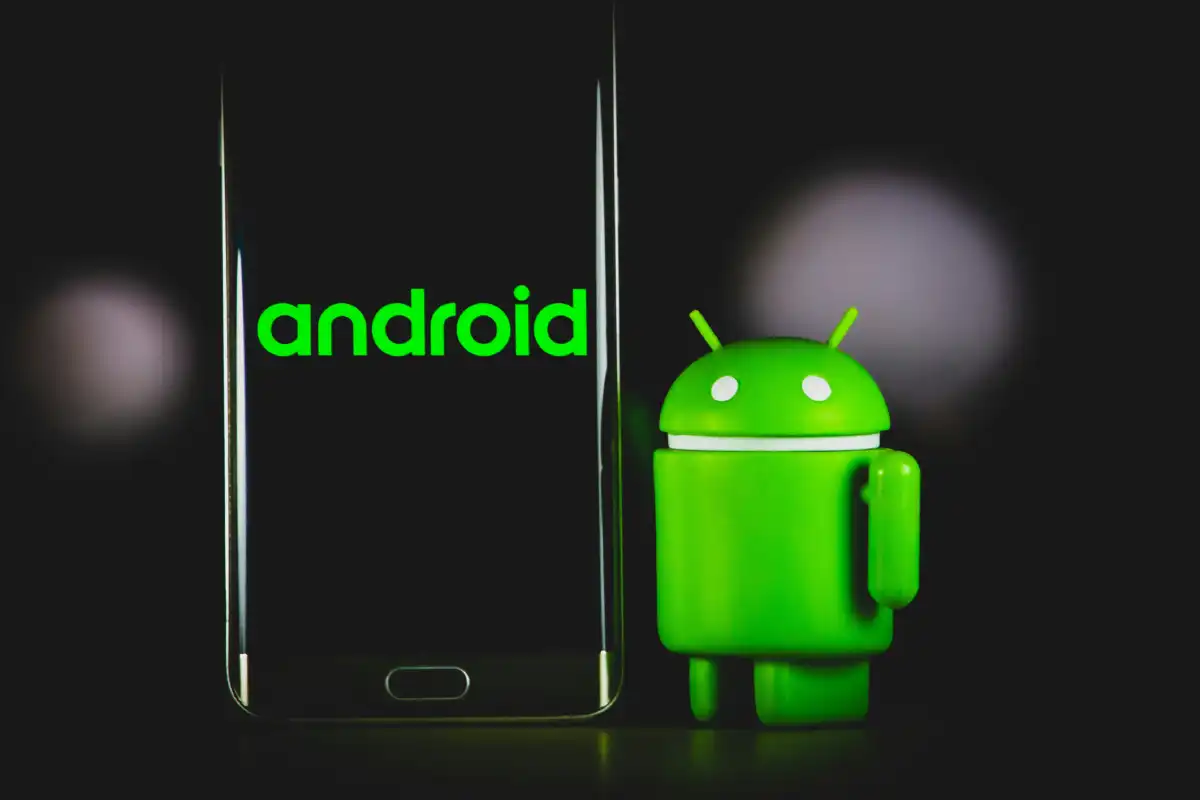 اندرويد روبوت مع هاتف ذكي